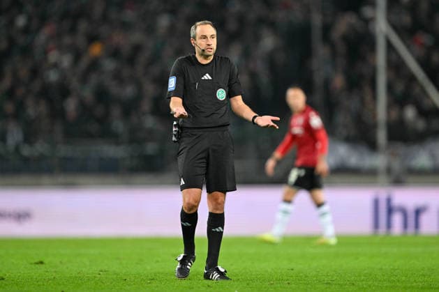 2 Bundesliga Hannover 96 Karlsruher SC on 28 11 2025 at the HDI Arena in Hannover Referee Patrick Alt MT