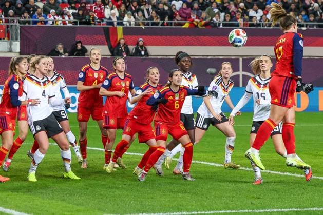 A corner kick by the German team narrowly misses the Spanish goal, Germany vs Spain, Football, Women, UEFA, Women™s Nations League, 2025 2026 season, Final Round 1 of 2, 28 11 2025 Kaiserslautern Rhineland-Palatinate Germany Copyright: xkolbert-press MartinxAgüerax