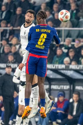 28 11 2025, Soccer 1 Bundesliga, Season 2025 2026, Matchday 12, Borussia Moenchengladbach RB Leipzig at Borussia Park in Moenchengladbach Tim Kleindienst Borussia Moenchengladbach, 11 wins the header duel against Ezechiel Banzuzi RB Leipzig, 06 Important note In accordance with the regulations of the DFL German Football League and the DFB German Football Association, it is prohibited to utilize or have utilized photographs taken in the stadium or of the match in the form of sequential images or video-like photo series Foto Kirchner Media Thomas Haesler Copyright: xKirchner-Media ThomasxHaeslerx