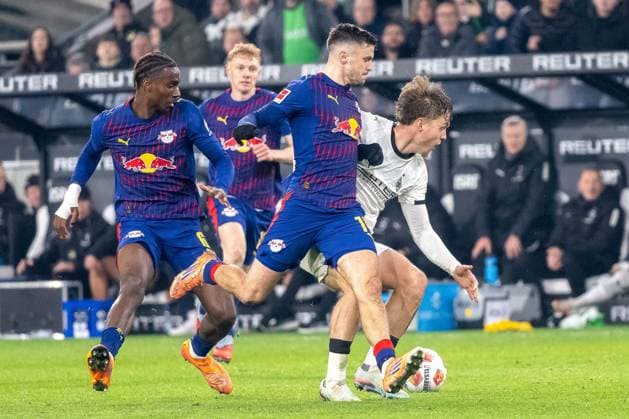 28 11 2025, Soccer 1 Bundesliga, Season 2025 2026, Matchday 12, Borussia Moenchengladbach RB Leipzig at Borussia Park in Moenchengladbach duel between Ezechiel Banzuzi RB Leipzig, 06 , Christoph Baumgartner RB Leipzig, 14 and Luca Netz Borussia Moenchengladbach, 20 Important note In accordance with the regulations of the DFL German Football League and the DFB German Football Association, it is prohibited to utilize or have utilized photographs taken in the stadium or of the match in the form of sequential images or video-like photo series Foto Kirchner Media Thomas Haesler Copyright: xKirchner-Media ThomasxHaeslerx