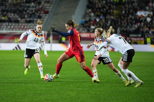 UEFA WOMEN S NATIONS LEAGUE Germany vs. Spain, 28 11 025 Alexia Putellas Spain, 11 beating three Germans, Klara Bühl Germany, 19 , Elisa Senß Germany, 20 and Giulia Gwinn Germany, 7 UEFA WOMEN S NATIONS LEAGUE Germany vs. Spain, Fritz Walter Stadion, 28 11 025 DFB DFL REGULATIONS PROHIBIT ANY USE OF PHOTOGRAPHS AS IMAGE SEQUENCES AND OR QUASI VIDEO Copyright: xBEAUTIFULxSPORTS Boscox