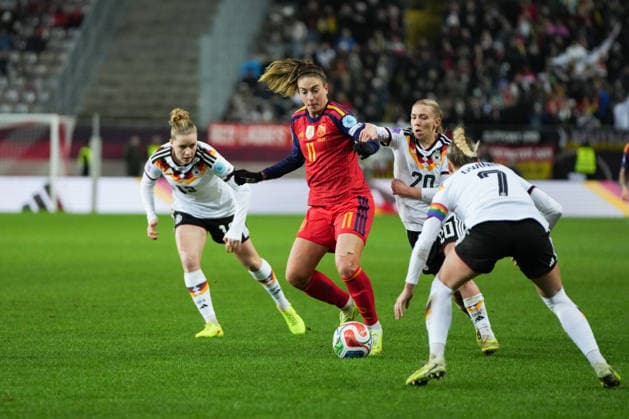 UEFA WOMEN S NATIONS LEAGUE Germany vs. Spain, 28 11 025 Alexia Putellas Spain, 11 beating three Germans, Klara Bühl Germany, 19 , Elisa Senß Germany, 20 and Giulia Gwinn Germany, 7 UEFA WOMEN S NATIONS LEAGUE Germany vs. Spain, Fritz Walter Stadion, 28 11 025 DFB DFL REGULATIONS PROHIBIT ANY USE OF PHOTOGRAPHS AS IMAGE SEQUENCES AND OR QUASI VIDEO Copyright: xBEAUTIFULxSPORTS Boscox