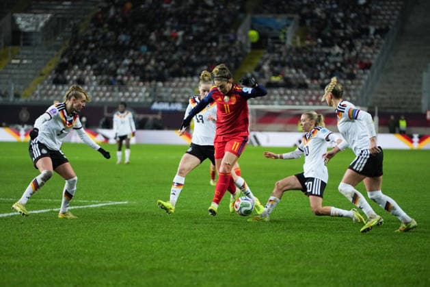 UEFA WOMEN S NATIONS LEAGUE Germany vs Spain, 28 11 025 Alexia Putellas Spain, 11 who wins against four Germans, Janina Minge Germany, 5 , Klara Bühl Germany, 19 , Elisa Senß Germany, 20 and Giulia Gwinn Germany, 7 UEFA WOMEN S NATIONS LEAGUE Germany vs Spain, Fritz Walter Stadion, 28 11 025 DFB DFL REGULATIONS PROHIBIT ANY USE OF PHOTOGRAPHS AS IMAGE SEQUENCES AND OR QUASI VIDEO Copyright: xBEAUTIFULxSPORTS Boscox
