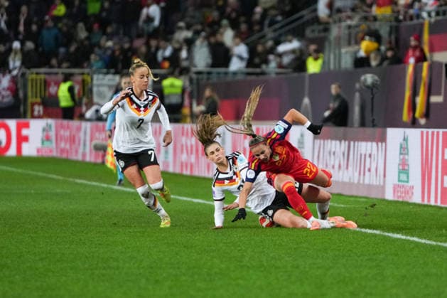 UEFA WOMEN S NATIONS LEAGUE Germany v Spain, 28 11 025 Jule Brand Germany, 22 recovers the ball with a slide tackle from Maite Zubieta Spain, 22 UEFA WOMEN S NATIONS LEAGUE Germany v Spain, Fritz Walter Stadium, 28 11 025 DFB DFL REGULATIONS PROHIBIT ANY USE OF PHOTOGRAPHS AS IMAGE SEQUENCES AND OR QUASI VIDEO Copyright: xBEAUTIFULxSPORTS Boscox