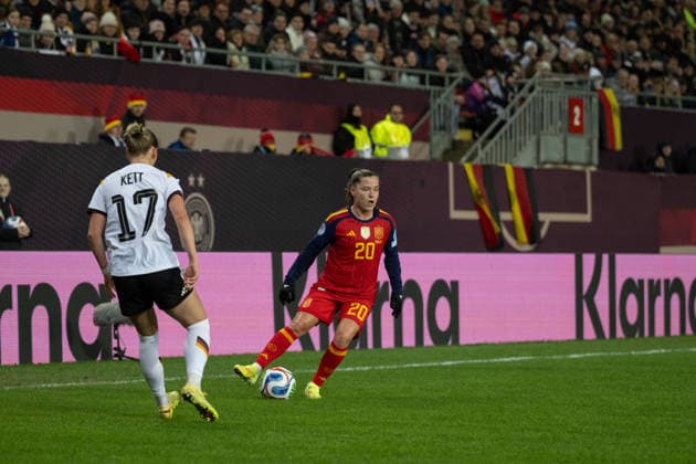 28 11 2025, Football, UEFA Womens Nations League Final, Final, First leg, Germany Spain Claudia Pina Medina 20 Spain on the ball
