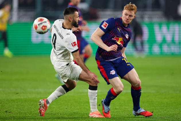 2025-11-28 Borussia Monchengladbach v RB Leipzig - Bundesliga MOENCHENGLADBACH, GERMANY - NOVEMBER 28: Franck Honorat of Borussia Monchengladbach battles for the ball with Nicolas Seiwald of RB Leipzig during the Bundesliga match between Borussia Monchengladbach and RB Leipzig at Borussia-Park on November 28, 2025 in Moenchengladbach, Germany. Moenchengladbach Borussia-Park Germany Content not available for redistribution in The Netherlands directly or indirectly through any third parties. Copyright: xJorisxVerwijstx