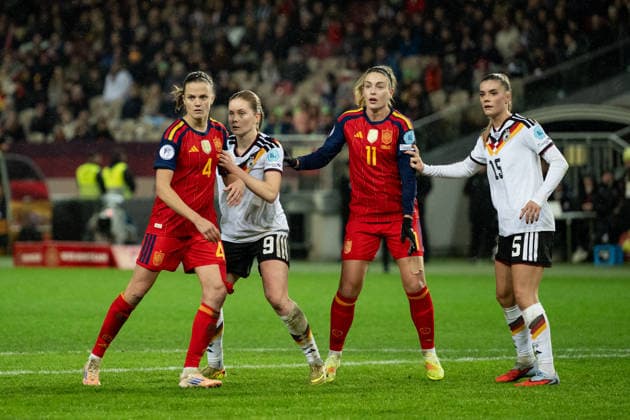 28 11 2025, Football, UEFA Womens Nations League Final, Final, First leg, Germany Spain Irene Paredes Hernandez 4 Spain , Sjoeke Nüsken 9 Germany , Alexia Putellas Segura 11 Spain and Selina Cerci 15 Germany prepare for a corner
