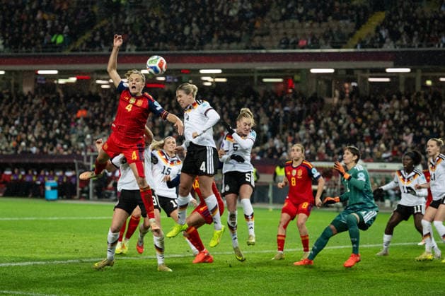 28 11 2025, Football, UEFA Womens Nations League Final, Final, First leg, Germany Spain Irene Paredes Hernandez 4 Spain flies past the ball Rebecca Knaak 4 Germany is on the spot
