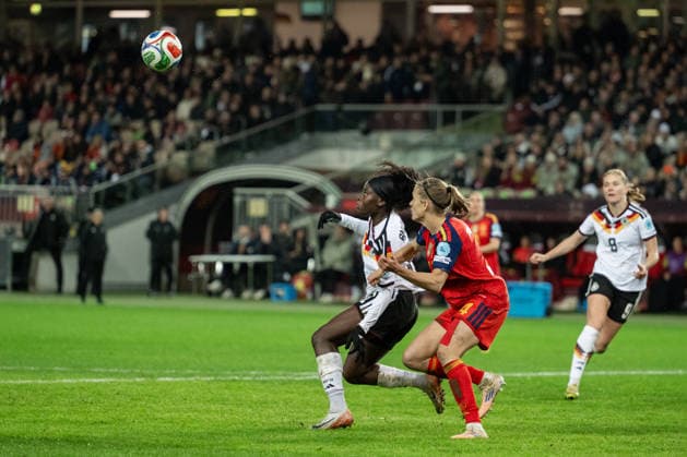 28 11 2025, Football, UEFA Womens Nations League Final, Final, First leg, Germany Spain Nicole Anyomi 11 Germany and Irene Paredes Hernandez 4 Spain watch the pass and the ball closely