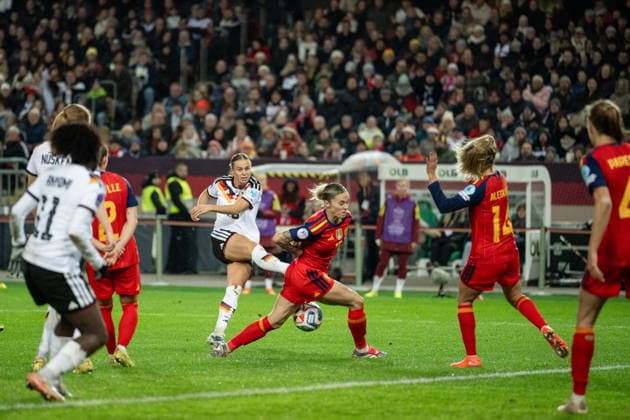 28 11 2025, Football, UEFA Womens Nations League Final, Final, First leg, Germany Spain Maria Leon 16 Spain blocks Klara Bühl 19 Germanys shot on goal