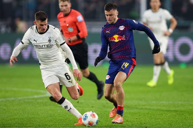 2025-11-28 Borussia Monchengladbach v RB Leipzig - Bundesliga MOENCHENGLADBACH, GERMANY - NOVEMBER 28: Yannik Engelhardt of Borussia Monchengladbach battles for the ball with Christoph Baumgartner of RB Leipzig during the Bundesliga match between Borussia Monchengladbach and RB Leipzig at Borussia-Park on November 28, 2025 in Moenchengladbach, Germany. Moenchengladbach Borussia-Park Germany Content not available for redistribution in The Netherlands directly or indirectly through any third parties. Copyright: xJorisxVerwijstx
