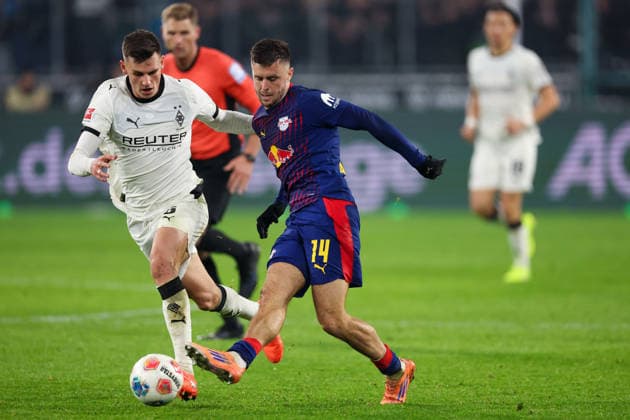 2025-11-28 Borussia Monchengladbach v RB Leipzig - Bundesliga MOENCHENGLADBACH, GERMANY - NOVEMBER 28: Yannik Engelhardt of Borussia Monchengladbach battles for the ball with Christoph Baumgartner of RB Leipzig during the Bundesliga match between Borussia Monchengladbach and RB Leipzig at Borussia-Park on November 28, 2025 in Moenchengladbach, Germany. Moenchengladbach Borussia-Park Germany Content not available for redistribution in The Netherlands directly or indirectly through any third parties. Copyright: xJorisxVerwijstx