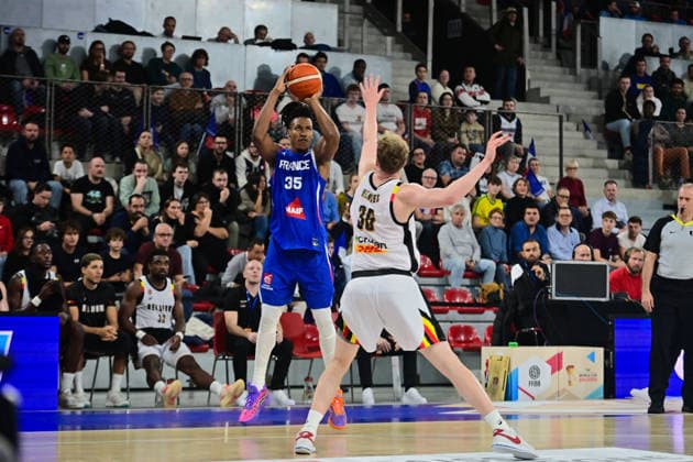 BASKET : France vs Belgique - Rouen - 28 11 2025 Yves Pons ( 35 - France ) Joppe Mennes ( 36 - Belgium ) during the FIBA European Qualifiers match between France and Belgium at Kindarena on November 28, 2025 in Rouen, France. ( Photo by Federico Pestellini PSNewz ) - RouenFrance  Copyright: xFedericoxPestellinix