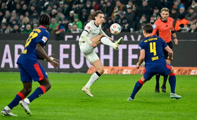 Borussia Park Mönchengladbach, Soccer Bundesliga Season 2025 26 12 Matchday, Borussia Mönchengladbach BMG vs Rasenballsport Leipzig RBL Florian Neuhaus BMG , Willi Orban RBL DFL REGULATIONS PROHIBIT ANY USE OF PHOTOGRAPHS AS IMAGE SEQUENCES AND OR QUASI VIDEO