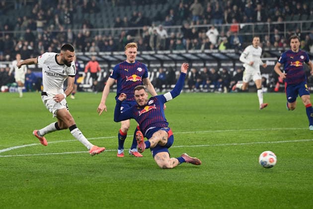 Franck HONORAT MG scores a goal which is annulled due to offside after video evidence, Koelner Keller, VAR, Video Assistant Referee, Videoschiedsrichter, Fußball 1 Bundesliga Saison 2025 2026, 12 Spieltag, Spieltag12, matchday12, Borussia Moenchengladbach MG RB Leipzig L 0 0 am 28 11 2025 BORUSSIA PARK Moenchengladbach DFL regulations prohibit any use of photographs as image sequences and or quasi video ÃÂ