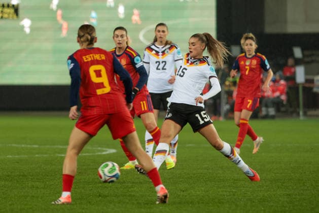 28 11 2025, xhettx, Football UEFA Women s Nations League Final First Leg , Germany Spain v l Selina Cerci Germany, 15 plays the ball DFL DFB REGULATIONS PROHIBIT ANY USE OF PHOTOGRAPHS as IMAGE SEQUENCES and or QUASI VIDEO Kaiserslautern