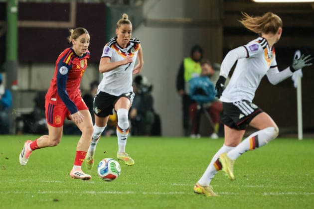 28 11 2025, xhettx, football UEFA Women s Nations League final first leg , Germany Spain v l Esther Gonzalez Spain, 9 followed by Giulia Gwinn Germany, 7 DFL DFB REGULATIONS PROHIBIT ANY USE OF PHOTOGRAPHS as IMAGE SEQUENCES and or QUASI VIDEO Kaiserslautern