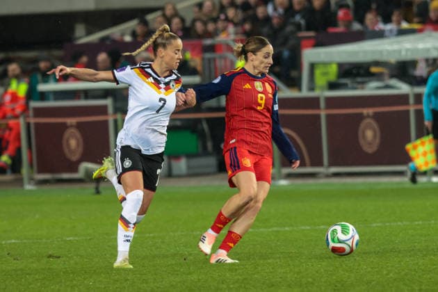 28 11 2025, xhettx, Football UEFA Women s Nations League Final First Leg , Germany Spain v l Giulia Gwinn Germany, 7 v Esther Gonzalez Spain, 9 DFL DFB REGULATIONS PROHIBIT ANY USE OF PHOTOGRAPHS as IMAGE SEQUENCES and or QUASI VIDEO Kaiserslautern