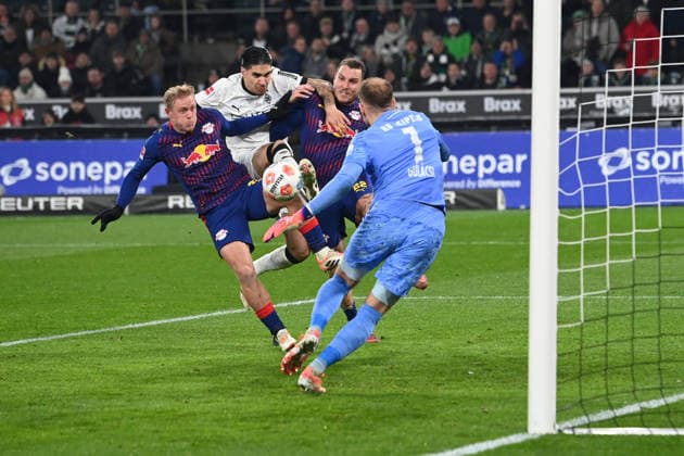 Penalty area scene with Xaver SCHLAGER L , Kevin DIKS MG , David RAUM L and goalkeeper Peter GULACSI L , action, duel, Soccer 1 Bundesliga season 2025 2026, 12 matchday, matchday12, matchday12, Borussia Moenchengladbach MG RB Leipzig L 0 0 on 28 11 2025 BORUSSIA PARK Moenchengladbach DFL regulations prohibit any use of photographs as image sequences and or quasi video ÃÂ