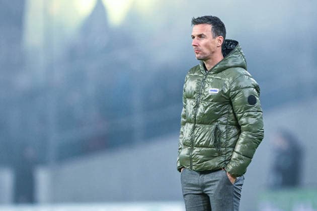 2 Bundesliga Hannover 96 Karlsruher SC on 28 11 2025 at the HDI Arena in Hannover Coach Christian Eichner Karlsruhe pensive MT