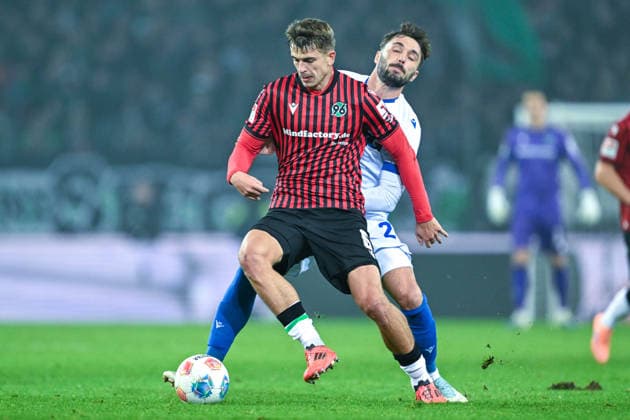 2 Bundesliga Hannover 96 Karlsruher SC on 28 11 2025 at the HDI Arena in Hannover Maik Nawrocki Hannover in a duel against Fabian Schleusener Karlsruhe MT
