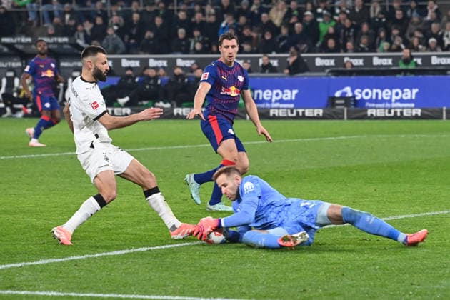 Goalkeeper Peter GULACSI L saves a scoring chance from Franck HONORAT MG Action, duel, Football 1 Bundesliga Season 2025 2026, 12 Matchday, Matchday12, matchday12, Borussia Moenchengladbach MG RB Leipzig L 0 0 on 28 11 2025 BORUSSIA PARK Moenchengladbach DFL regulations prohibit any use of photographs as image sequences and or quasi video ÃÂ