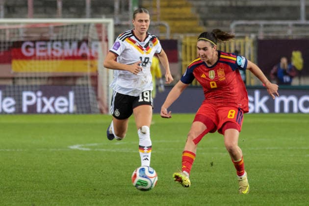 28 11 2025, xhettx, football UEFA Women s Nations League final first leg , Germany Spain v l Klara Bühl Germany, 19 and the pass from Mariona Caldetey Spain, 8 DFL DFB REGULATIONS PROHIBIT ANY USE OF PHOTOGRAPHS as IMAGE SEQUENCES and or QUASI VIDEO Kaiserslautern