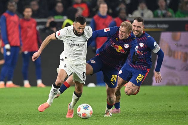 Franck HONORAT MG vs Xaver SCHLAGER L and David RAUM L Action, duel, Football 1 Bundesliga Season 2025 2026, 12 Matchday, Matchday12, matchday12, Borussia Moenchengladbach MG RB Leipzig L 0 0 on 28 11 2025 BORUSSIA PARK Moenchengladbach DFL regulations prohibit any use of photographs as image sequences and or quasi video ÃÂ