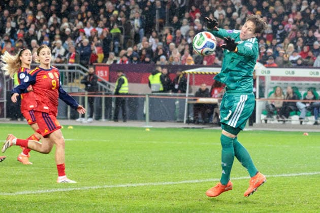 28 11 2025, xhettx, Football UEFA Women s Nations League Final First Leg , Germany Spain v l slight uncertainty by Ann Katrin Berger Germany, 1 DFL DFB REGULATIONS PROHIBIT ANY USE OF PHOTOGRAPHS as IMAGE SEQUENCES and or QUASI VIDEO Kaiserslautern
