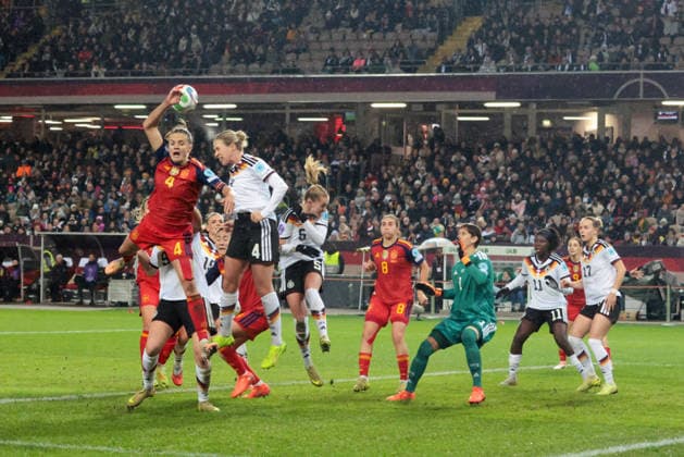 28 11 2025, xhettx, Football UEFA Women s Nations League Final First Leg , Germany Spain v l Rebecca Knaak Germany, 4 clears the corner DFL DFB REGULATIONS PROHIBIT ANY USE OF PHOTOGRAPHS as IMAGE SEQUENCES and or QUASI VIDEO Kaiserslautern