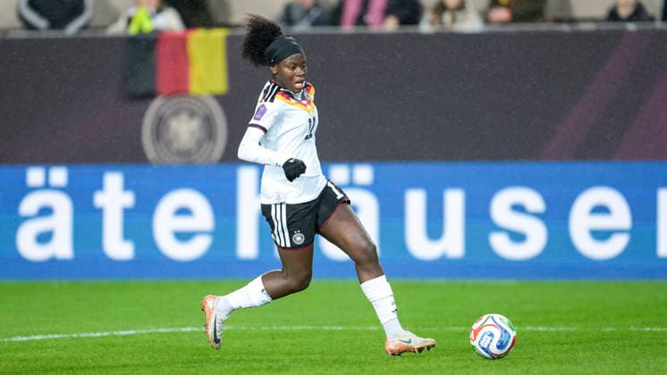 Nicole Anyomi DFB Frauen, 11 , am Ball, Freisteller, Ganzkörper, Einzelbild, Einzelfoto, Aktion, Action, 28 11 2025, Kaiserslautern Deutschland , Fußball, UEFA Women s Nations League, Finale, Hinspiel, Deutschland Spanien, THE EVENT REGULATIONS PROHIBIT ANY USE OF PHOTOGRAPHS AS IMAGE SEQUENCES AND OR QUASI VIDEO xozx