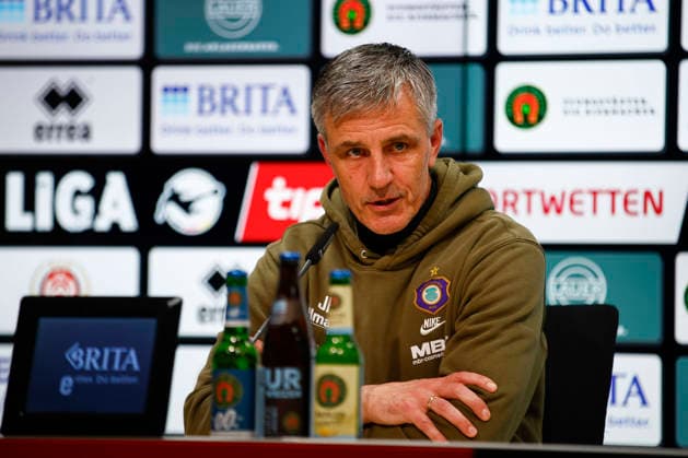 28 11 2025, xavx, Soccer 3 Liga, SV Wehen Wiesbaden Erzgebirge Aue v l Coach Jens Härtel FC Erzgebirge Aue at the press conference after the match DFL DFB REGULATIONS PROHIBIT ANY USE OF PHOTOGRAPHS as IMAGE SEQUENCES and or QUASI VIDEO Wiesbaden