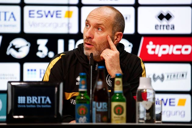 28 11 2025, xavx, Soccer 3 Liga, SV Wehen Wiesbaden Erzgebirge Aue v l Coach Daniel Scherning SV Wehen Wiesbaden pensive at the press conference after the match DFL DFB REGULATIONS PROHIBIT ANY USE OF PHOTOGRAPHS as IMAGE SEQUENCES and or QUASI VIDEO Wiesbaden