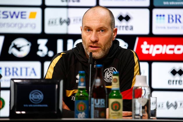 28 11 2025, xavx, Soccer 3 Liga, SV Wehen Wiesbaden Erzgebirge Aue v l Coach Daniel Scherning SV Wehen Wiesbaden at the press conference after the match DFL DFB REGULATIONS PROHIBIT ANY USE OF PHOTOGRAPHS as IMAGE SEQUENCES and or QUASI VIDEO Wiesbaden