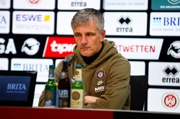 28 11 2025, xavx, Soccer 3 Liga, SV Wehen Wiesbaden Erzgebirge Aue v l Coach Jens Härtel FC Erzgebirge Aue pensive at the press conference after the match DFL DFB REGULATIONS PROHIBIT ANY USE OF PHOTOGRAPHS as IMAGE SEQUENCES and or QUASI VIDEO Wiesbaden