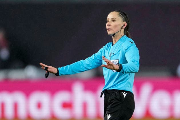 Iuliana Demetrescu referee, Romania , gives instructions, gestures, gesticulates with arms, single image, single photo, action, action, 28 11 2025, Kaiserslautern Germany , football, UEFA Women s Nations League, final, first leg, Germany Spain, THE EVENT REGULATIONS PROHIBIT ANY USE OF PHOTOGRAPHS AS IMAGE SEQUENCES AND OR QUASI VIDEO xozx