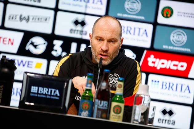 28 11 2025, xavx, Soccer 3 Liga, SV Wehen Wiesbaden Erzgebirge Aue v l Coach Daniel Scherning SV Wehen Wiesbaden at the press conference after the match DFL DFB REGULATIONS PROHIBIT ANY USE OF PHOTOGRAPHS as IMAGE SEQUENCES and or QUASI VIDEO Wiesbaden