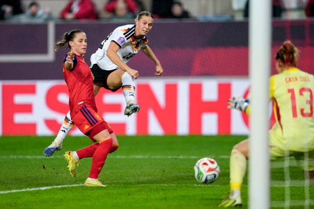 v li Ona Batlle Pascual Spain, 2 , Klara Bühl DFB Women, 19 , Cata Coll Catalina Coll Lluch, Spain, Goalkeeper, Goalkeeper, 13 , duel, duel scene, duel, tackle, tackling, dynamics, action, action, shot on goal, shot on goal, goal chance, chance, 28 11 2025, Kaiserslautern Germany , football, UEFA Women s Nations League, final, first leg, Germany Spain, THE EVENT REGULATES PROHIBIT ANY USE OF PHOTOGRAPHS AS IMAGE SEQUENCES AND OR QUASI VIDEO xozx