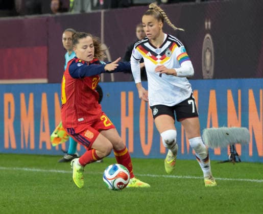 28 11 2025, xhettx, Football UEFA Women s Nations League Final First Leg , Germany Spain v l Claudia Pina Spain, 20 v Giulia Gwinn Germany, 7 DFL DFB REGULATIONS PROHIBIT ANY USE OF PHOTOGRAPHS as IMAGE SEQUENCES and or QUASI VIDEO Kaiserslautern