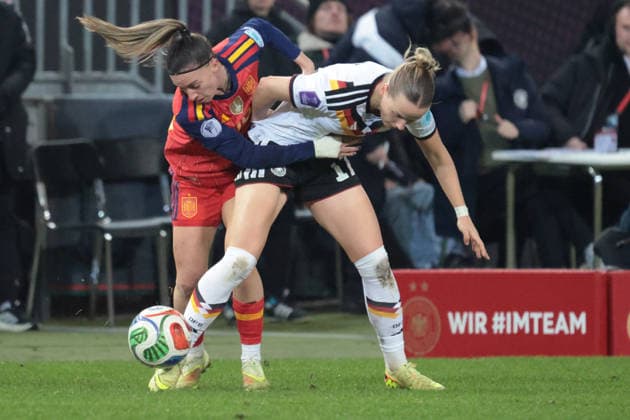28 11 2025, xhettx, Football UEFA Women s Nations League Final First leg , Germany Spain v l duel Eva Navarro Spain, 19 and Franziska Kett Germany, 17 DFL DFB REGULATIONS PROHIBIT ANY USE OF PHOTOGRAPHS as IMAGE SEQUENCES and or QUASI VIDEO Kaiserslautern