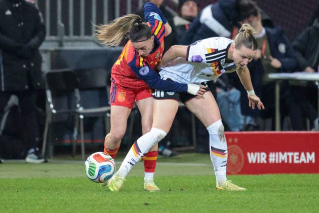 28 11 2025, xhettx, Football UEFA Women s Nations League Final First leg , Germany Spain v l duel Eva Navarro Spain, 19 and Franziska Kett Germany, 17 DFL DFB REGULATIONS PROHIBIT ANY USE OF PHOTOGRAPHS as IMAGE SEQUENCES and or QUASI VIDEO Kaiserslautern