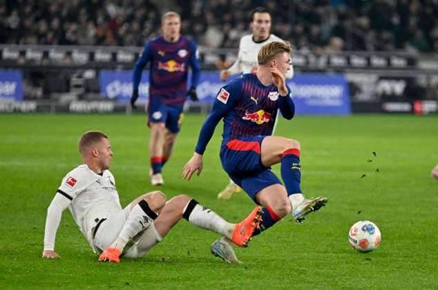 Borussia Park Mönchengladbach, Fussball: Bundesliga Saison 2025 26 12. Spieltag, Borussia Mönchengladbach (BMG) vs Rasenballsport Leipzig (RBL) __ Nico Elvedi (BMG), Conrad Harder (RBL) ___ DFL REGULATIONS PROHIBIT ANY USE OF PHOTOGRAPHS AS IMAGE SEQUENCES AND OR QUASI-VIDEO