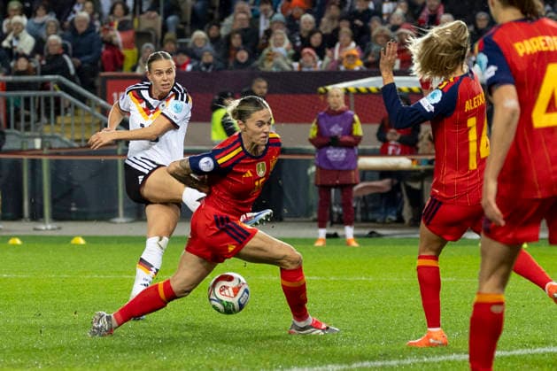 Klara BUEHL (BÜHL) (GER,19), li., schiesst den Ball durch die Beine von Mapi LEON (ESP,16), re., am Ball, Zweikampf, Schuss, Aktion, UEFA Women™s Nations League, Finale, Hinspiel, Deutschland (GER) - Spanien (ESP), Endstand 0-0 am 28.11.2025 im Fritz-Walter-Stadion in Kaiserslautern Deutschland. UEFA regulations prohibit any use of photographs as image sequences and or quasi-video Â