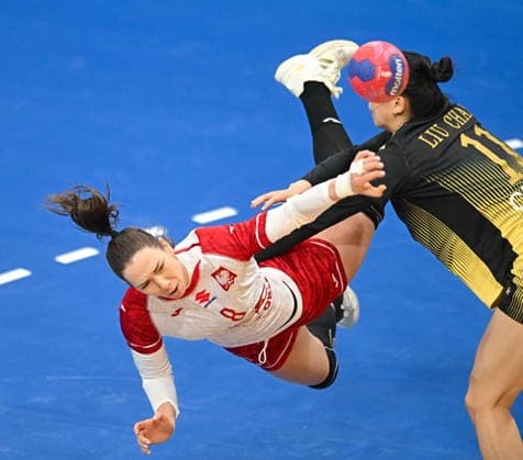 2025.11.28 s-Hertogenbosch pilka reczna kobiet Mistrzostwa Swiata Polska - Chiny N z Monika Kobylinska Chan Liu Foto Lukasz Laskowski PressFocus 2025.11.28 s-Hertogenbosch IHF WomenÕs Handball World Championship, WM, Weltmeisterschaft Poland vs China Monika Kobylinska Chan Liu Credit: Lukasz Laskowski PressFocus NEWSPIX.PL --- newspix.pl 