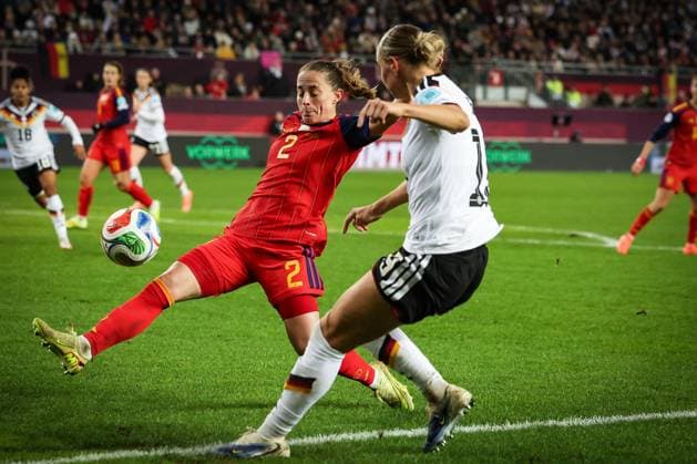Klara Buehl 19 Germany in action against Ona Batlle 2 Spain Seleccion Espanola Femenina de Futbol , Germany vs Spain, Football, Women, UEFA, Women™s Nations League, Season 2025 2026, Final Round 1 of 2, 28 11 2025 Kaiserslautern Rhineland-Palatinate Germany Copyright: xkolbert-press MartinxAgüerax