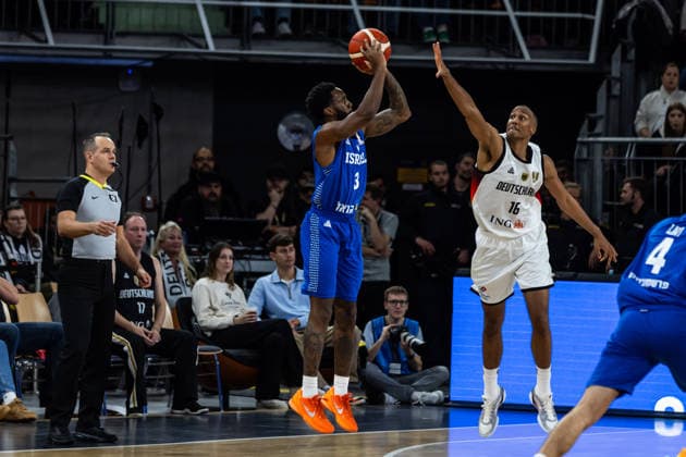 GER, FIBA Basketball World Cup 2027, European Qualifiers, Germany Israel 28 11 2025, Ratiopharm Arena, Neu Ulm, GER, FIBA Basketball World Cup 2027, European Qualifiers, Germany Israel Khadeen Carrington Israel, No3 , Louis Olinde Germany, No16 Â Photo Alexander Trienitz Neu Ulm Ratiopharm Arena Bayern Germany