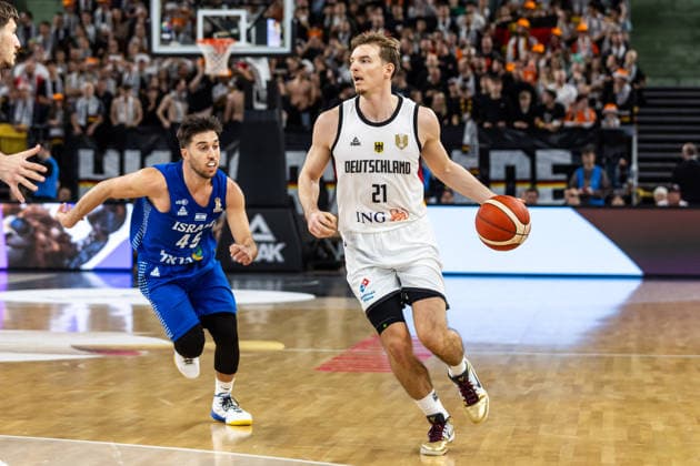 GER, FIBA Basketball World Cup 2027, European Qualifiers, Germany Israel 28 11 2025, Ratiopharm Arena, Neu Ulm, GER, FIBA Basketball World Cup 2027, European Qualifiers, Germany Israel Justus Hollatz Germany, No21 , Tamir Blatt Israel, No45 Â Photo Alexander Trienitz Neu Ulm Ratiopharm Arena Bayern Germany