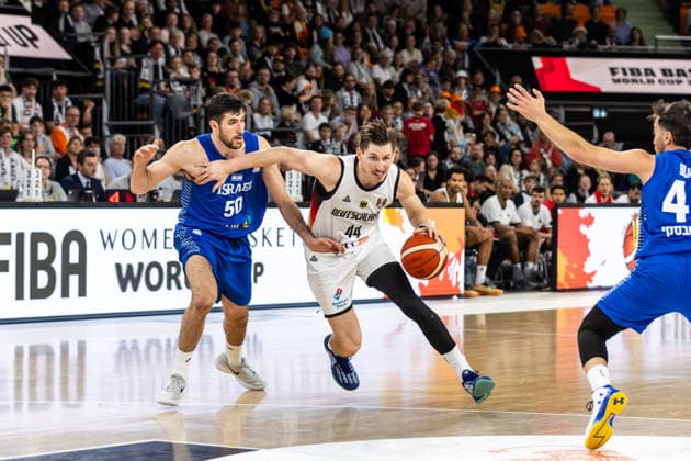 GER, FIBA Basketball World Cup 2027, European Qualifiers, Germany Israel 28 11 2025, Ratiopharm Arena, Neu Ulm, GER, FIBA Basketball World Cup 2027, European Qualifiers, Germany Israel David Krämer Germany, No44 , Yovel Zoosman Israel, No50 Â Photo Alexander Trienitz Neu Ulm Ratiopharm Arena Bayern Germany