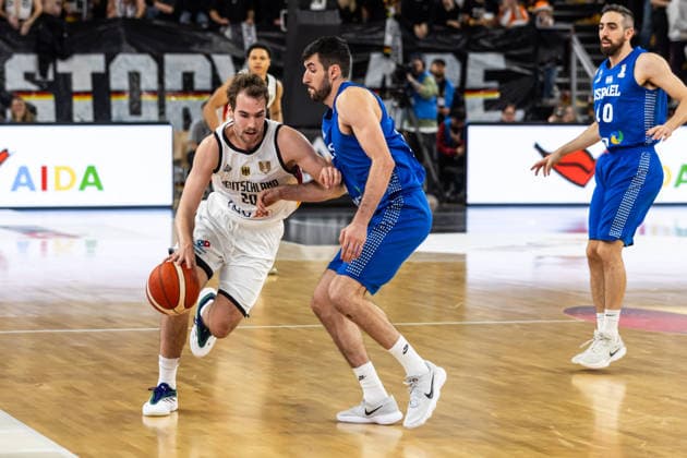 GER, FIBA Basketball World Cup 2027, European Qualifiers, Germany Israel 28 11 2025, Ratiopharm Arena, Neu Ulm, GER, FIBA Basketball World Cup 2027, European Qualifiers, Germany Israel Malte Delow Germany, No20 , Yovel Zoosman Israel, No50 Â Photo Alexander Trienitz Neu Ulm Ratiopharm Arena Bayern Germany