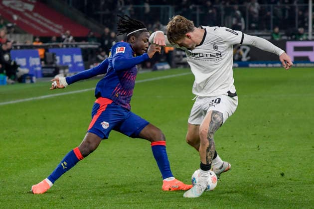 v li in duel Johan Bakayoko Leipzig 9 Luca Netz Moenchengladbach 20 28 11 2025 Soccer Borussia Moenchengladbach vs RB Leipzig, Borussia Park, Moenchengladbach, DFB DFL REGULATIONS PROHIBIT ANY USE OF PHOTOGRAPHS AS IMAGE SEQUENCES AND OR QUASI VIDEO Copyright: xpepphotox xHorstxMauelshagenx pep00321, pep_20251128_hm_211282